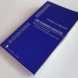 Liegendes Buch in blau.